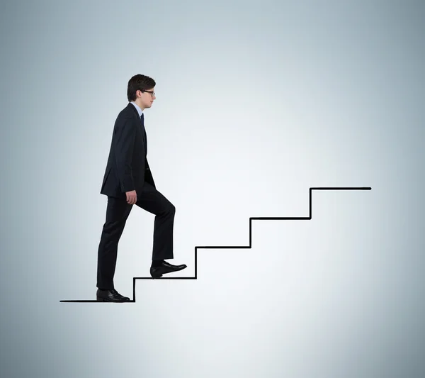 Homem de negócios andando nas escadas — Fotografia de Stock
