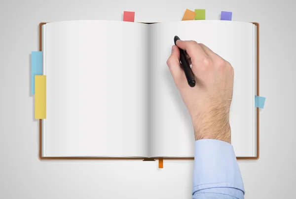 Cuaderno con las manos en la mano — Foto de Stock