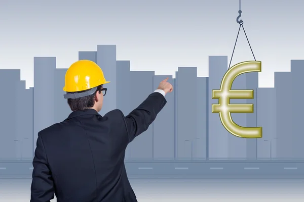 Uomo d'affari che indica il simbolo dell'euro — Foto Stock