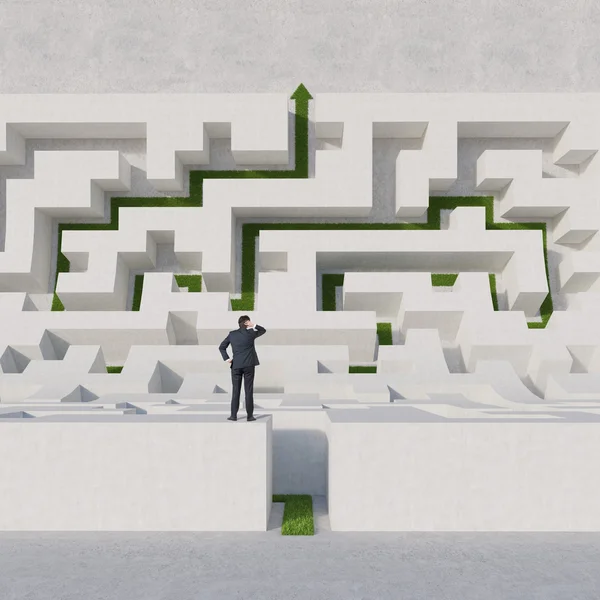Affärsman tittar på vit labyrint — Stockfoto