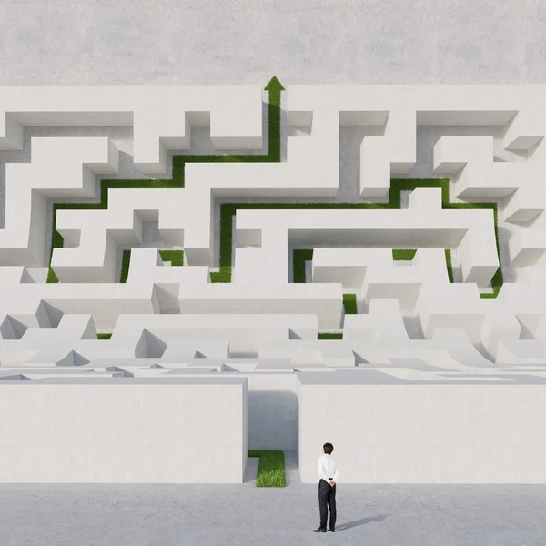 Empresário olhando para a curva do labirinto — Fotografia de Stock