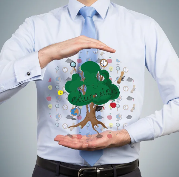 Hombre sosteniendo árbol de educación — Foto de Stock