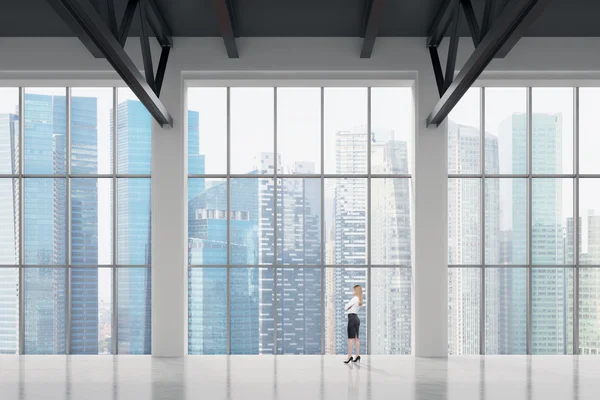 Femme d'affaires regardant par la fenêtre dans le bureau — Photo