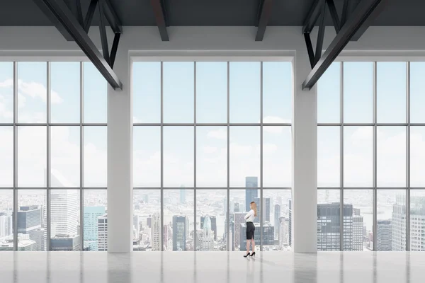 Zakenvrouw op zoek door het raam in office — Stockfoto