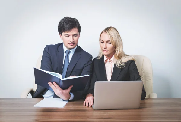 Zwei junge Geschäftspartner beim Treffen — Stockfoto