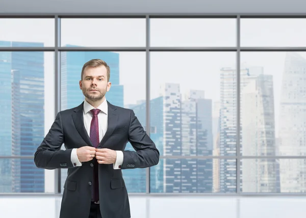Affärsman står på kontorslokaler — Stockfoto