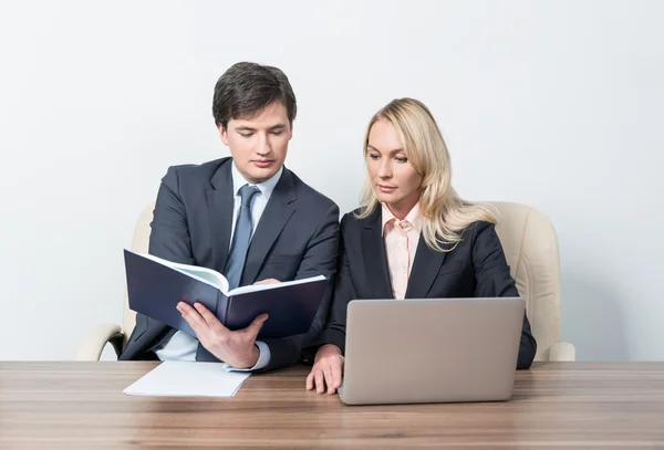 Zwei junge Geschäftspartner beim Treffen — Stockfoto