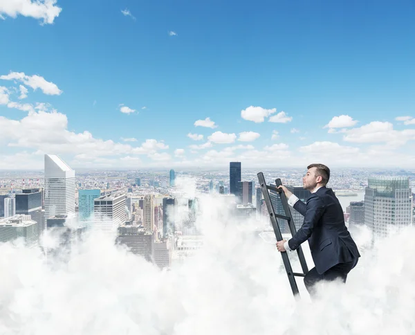 Businessman is climbing ladder to success. New York background — Stock Photo, Image