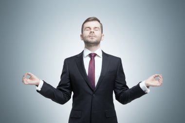 Meditatif genç işadamı.