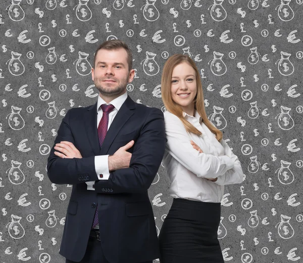 Una giovane coppia d'affari sono in piedi sopra il fondo di denaro concreto . — Foto Stock