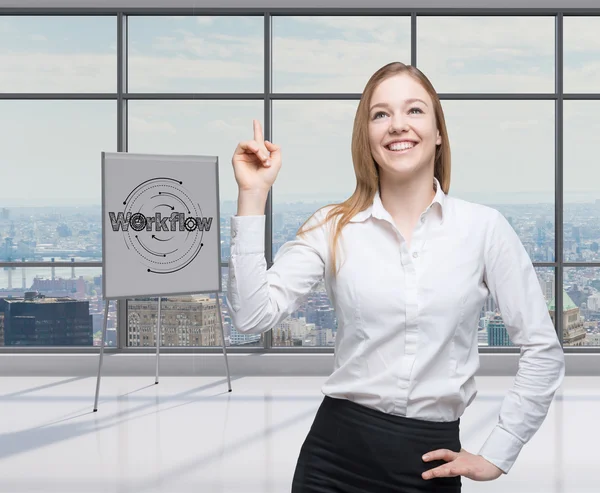 Joven abogada señala el proceso de flujo de trabajo en una oficina moderna con vista panorámica de Nueva York . —  Fotos de Stock