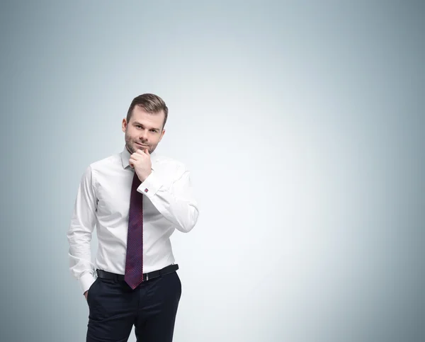 Jonge zakenman in een formele kleding. — Stockfoto