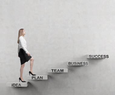 Genç iş kadını için merdivenlerden yukarı çıkıyor. Bir kavram başarılı iş projesi