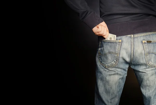 Un hombre saca dinero de su bolsillo. . — Foto de Stock