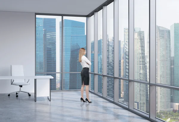 Young business woman is looking through the corner window. Singapore background. — Stock Photo, Image