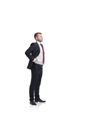 Genç başarılı iş adamı ayakta. Beyaz izole.