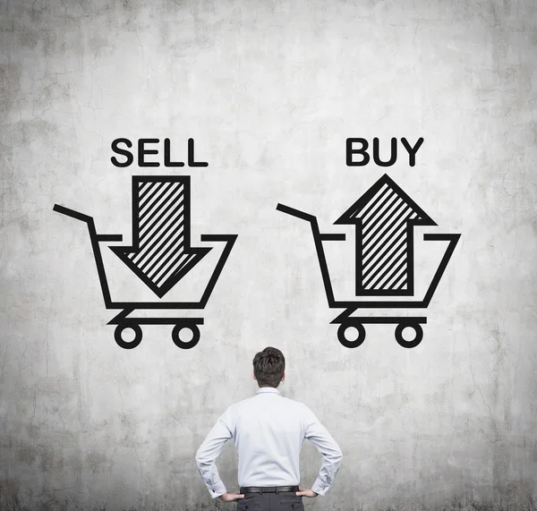 Zadní pohled na obchodníka, který stojí před volbou "prodat nebo koupit" — Stock fotografie