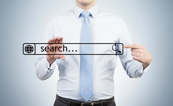 Empresario está sosteniendo la barra de búsqueda de Internet en sus manos . — Foto de Stock