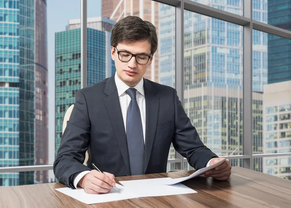 Consultor legal bonito está lidando com o processo de due diligence em um escritório de arranha-céus moderno com uma vista panorâmica da cidade de Moscou . — Fotografia de Stock