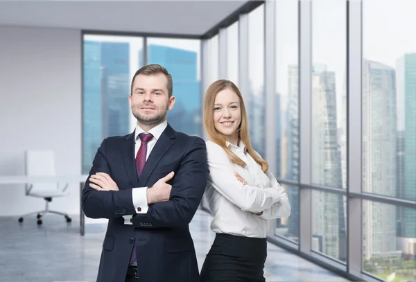 Pasangan muda profesional yang bahagia berdiri di kantor kaca kontemporer di New York . — Stok Foto