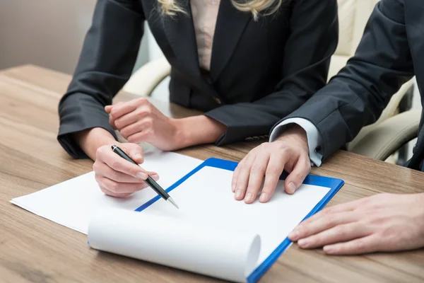 Close-up van handen van werkproces. Juridisch contract onderhandelingen. Een concept van teamwork. — Stockfoto