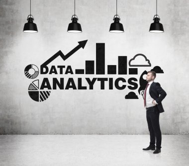 Genç yakışıklı işadamı iş sürecinin analitik çözümü hakkında düşünüyor. Kroki ile beton duvar.