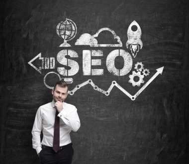 Genç işadamı SEO 'yu düşünüyor..