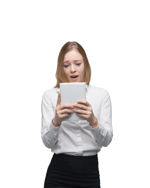 Die junge Geschäftsfrau schaut auf das Tablet. isoliert auf weißem Hintergrund. — Stockfoto