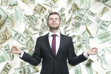 Meditatif genç iş adamı. Dolar notlar tavandan düşme. Kariyer başarı kavramı.