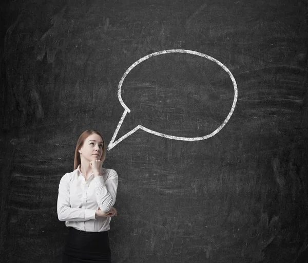 Mujer de negocios y una burbuja de pensamiento vacía — Foto de Stock