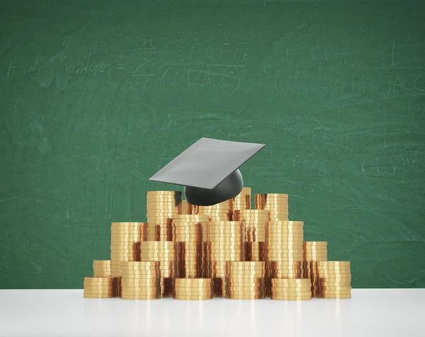 Afstuderen hoed is de munten piramide opleggen. Een concept van een hoge prijs voor het universitair onderwijs. Groene schoolbord. — Stockfoto