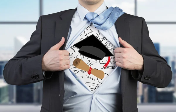 Jonge student is het shirt scheuren. Afstuderen kenmerken worden getekend op de borst. Het concept van de graduatie. — Stockfoto