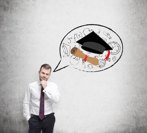 Przystojny student jest myślenie o ukończeniu studiów i przyszłej kariery. — Zdjęcie stockowe