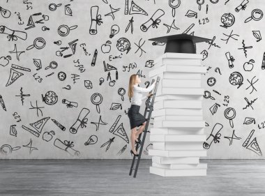 Genç bayan olsun üniversite diploması kadar tırmanıyor. Kitaplar ve ödül olarak bir mezuniyet şapka yığını.