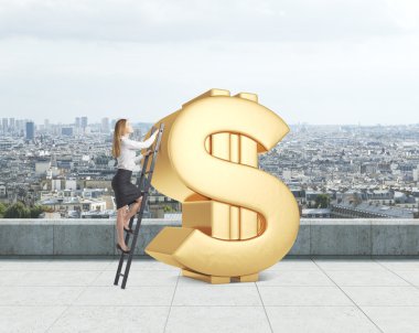 Genç bayan büyük altın dolar işareti çatı üzerinde tırmanıyor. Paris panoramik