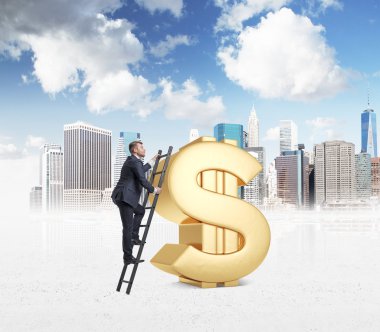 İşadamı üzerinde büyük altın dolar işareti tırmanıyor. New York bir kroki arka planda.