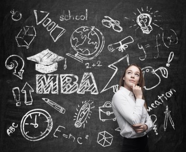 Bir Bayan işletme derecesi üzerinde durulması. Mba derecesi kavramı. Kara tahta eğitim simgeleri çizilmiş.