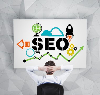 Yöneticisi 'Seo' optimizasyonu sürecinin uygulanması hakkında düşünmek. Bir kişi o beyaz tahta önünde oturuyor.