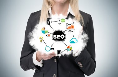 Sarışın bir Yöneticisi 'Seo' optimizasyonu akış bir bulutla tutuyor.