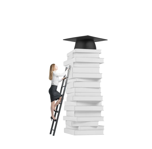 Jonge dame is klimmen tot krijgen universitair diploma. Stapel boeken en een hoed afstuderen als een prijs. Geïsoleerd. — Stockfoto