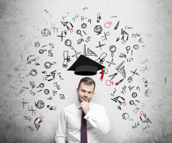 Een aspirant-student is nadenken over de voordelen van onderwijs. Een concept van de verdere werkzaamheden onderwijs. — Stockfoto
