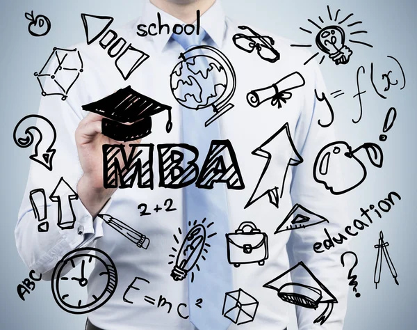 En hög chef skriver ner fördelarna med magisterexamen i företagsekonomi. Begreppet Mba-examen. — Stockfoto