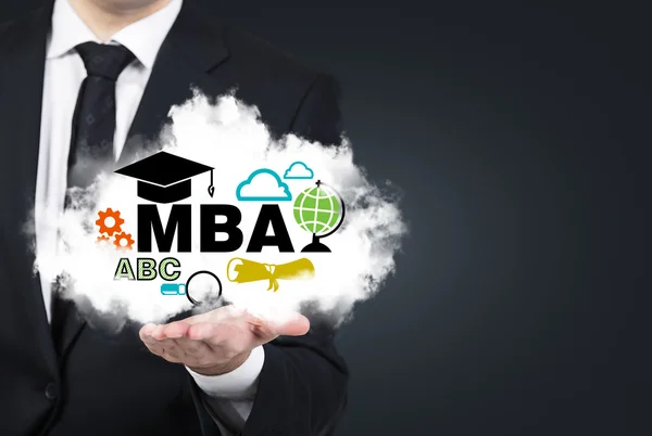 La mano de un estudiante sostiene una nube con los iconos educativos. Concepto del máster en Administración de Empresas, MBA . — Foto de Stock