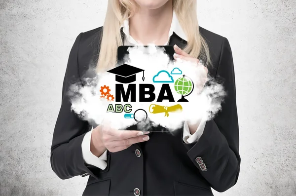 Κυρία ξανθιά επιχειρήσεων κρατά ένα σύννεφο με εικόνες εκπαίδευση επιχειρήσεων. Μια έννοια του βαθμού Mba. — Φωτογραφία Αρχείου