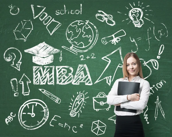 Una dama está reflexionando sobre el grado de negocios. Concepto del MBA. Iconos educativos dibujados en el tablero . —  Fotos de Stock