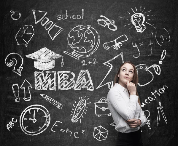 Una dama está reflexionando sobre el grado de negocios. Concepto del MBA. Iconos educativos dibujados en la pizarra . — Foto de Stock