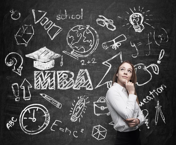 , sinniert eine Dame über den BWL-Abschluss. ein Konzept des mba-Abschlusses. Gezeichnete Bildungsikonen auf der Tafel. — Stockfoto