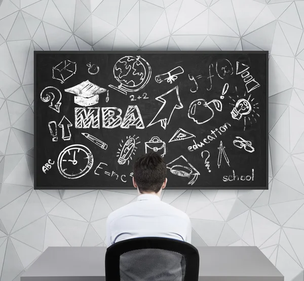 Vista trasera del empresario que piensa en obtener el título de MBA . — Foto de Stock