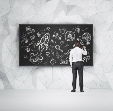 Öğrenci bir akış çizelgesi kara tahta çiziyor. BT proje İnovasyon kavramı.