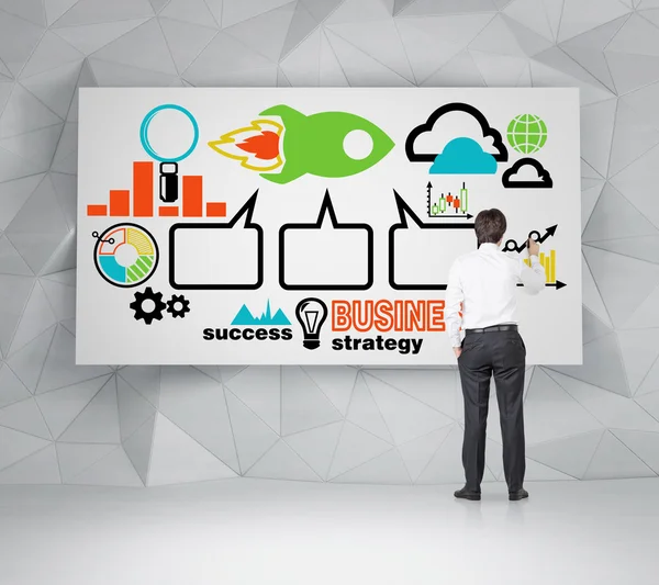 El gerente de confianza está dibujando un diagrama de flujo de estrategia de negocio exitoso en la pizarra blanca. Iconos de negocios coloridos . — Foto de Stock